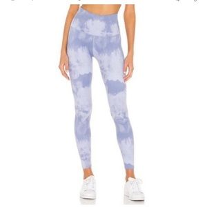 Beyond Yoga NWOT cloud print yoga Leggings Athleisure blue white unique